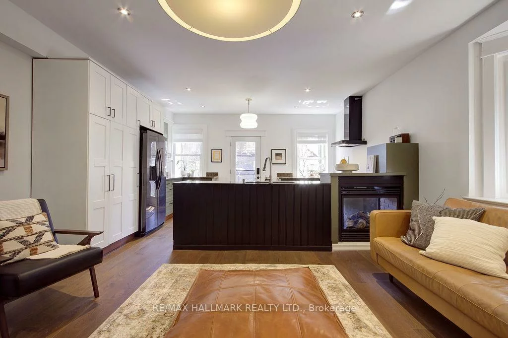 39, Dixon, The Beaches, Toronto