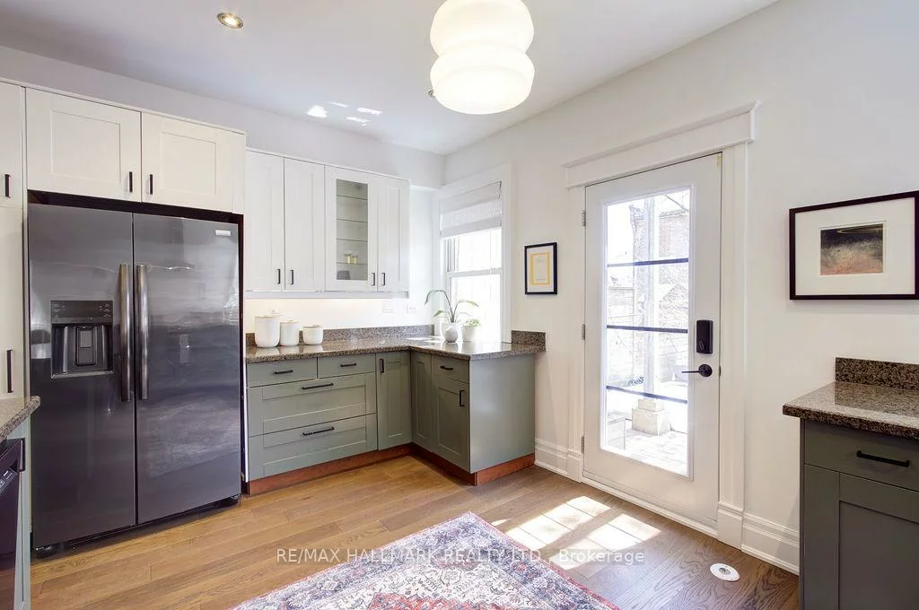 39, Dixon, The Beaches, Toronto