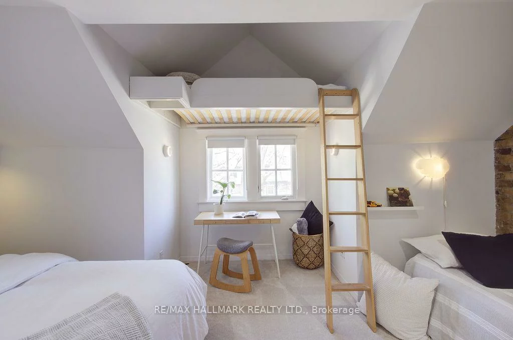 39, Dixon, The Beaches, Toronto