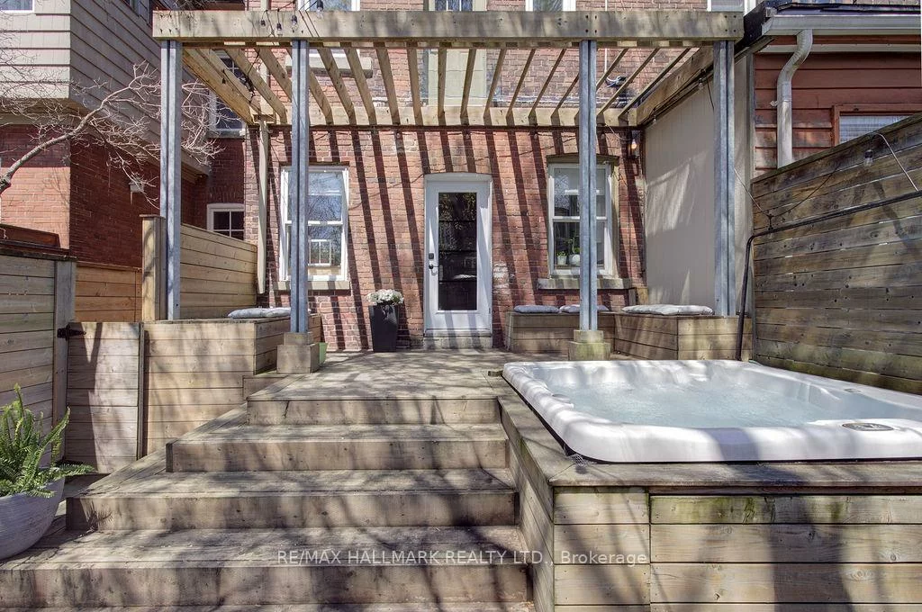 39, Dixon, The Beaches, Toronto