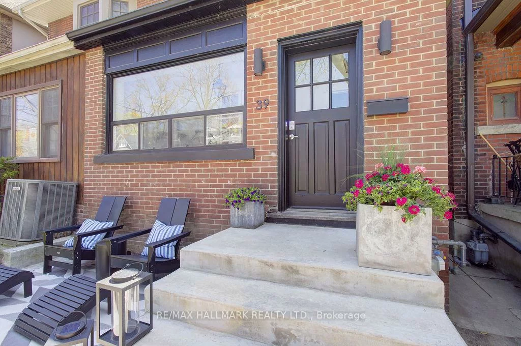 39, Dixon, The Beaches, Toronto