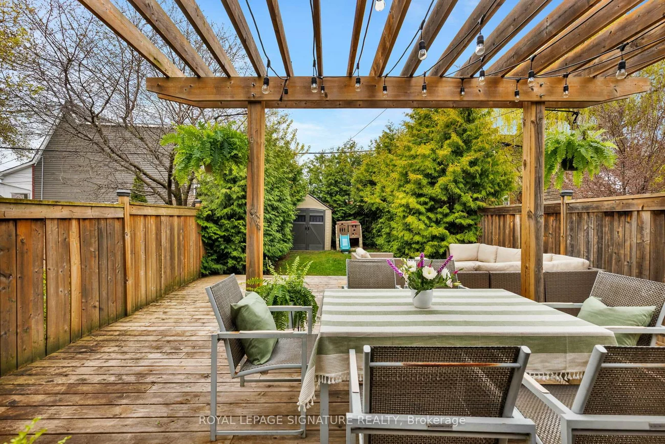 54, Eaton, Danforth, Toronto