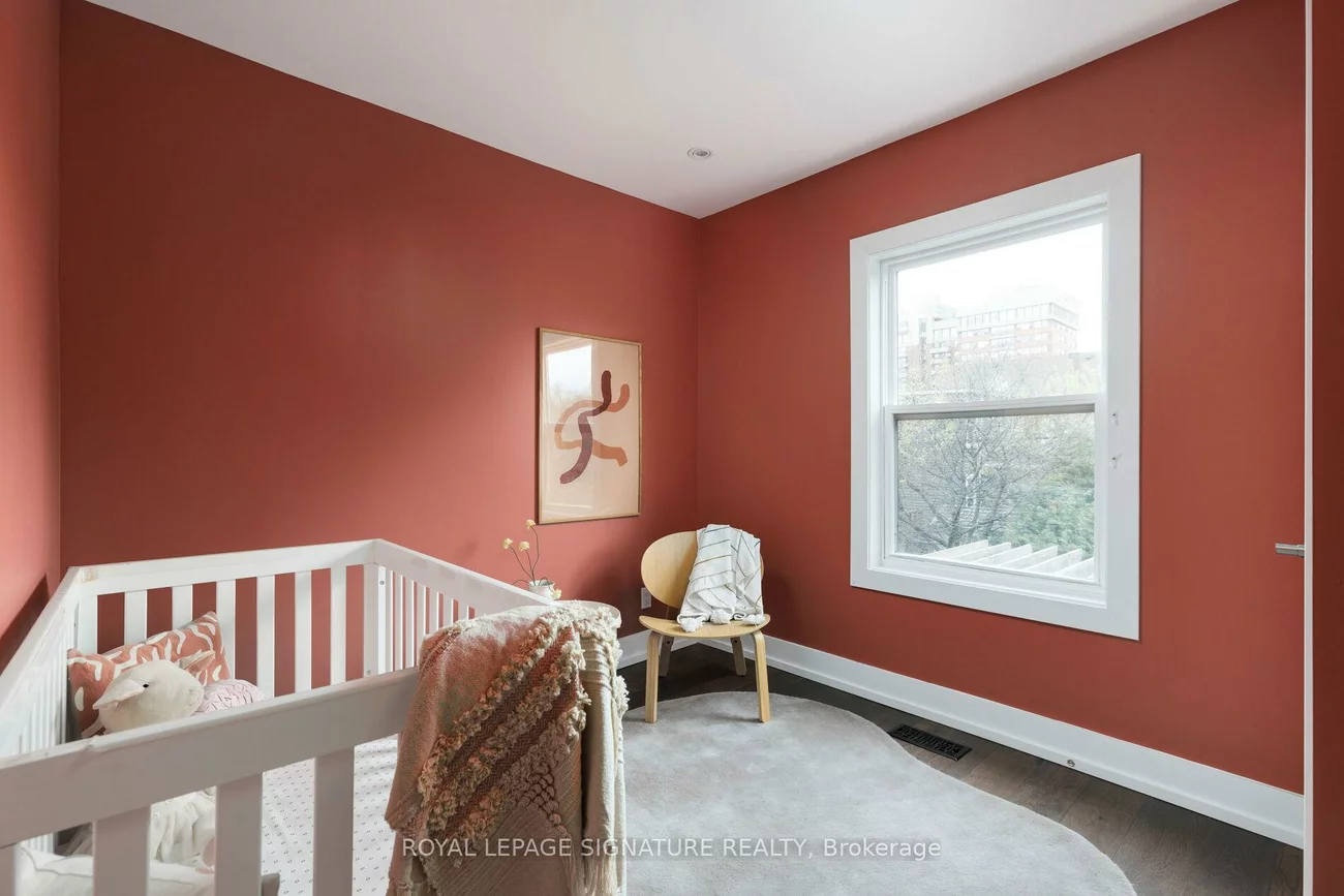 54, Eaton, Danforth, Toronto