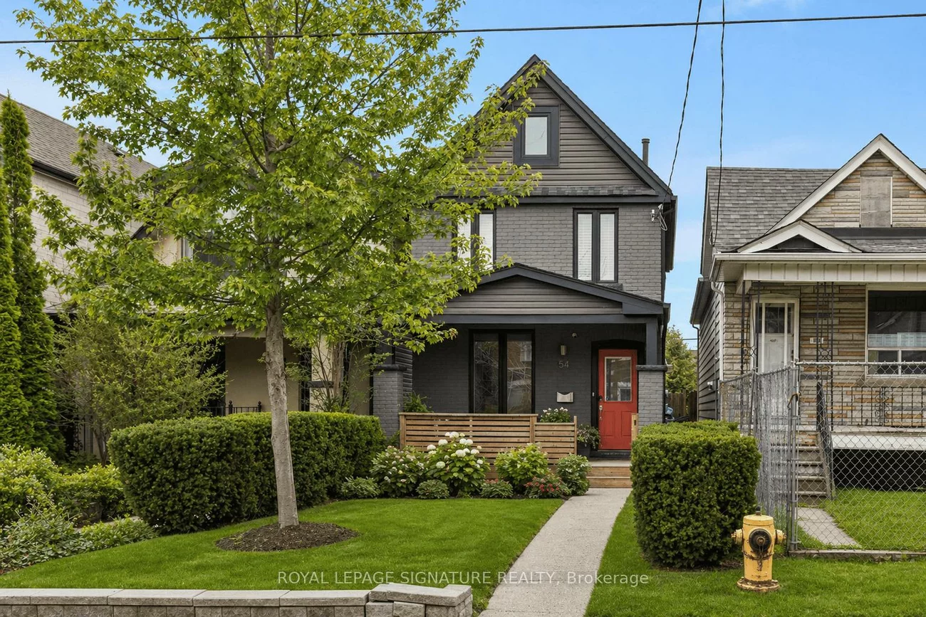54, Eaton, Danforth, Toronto
