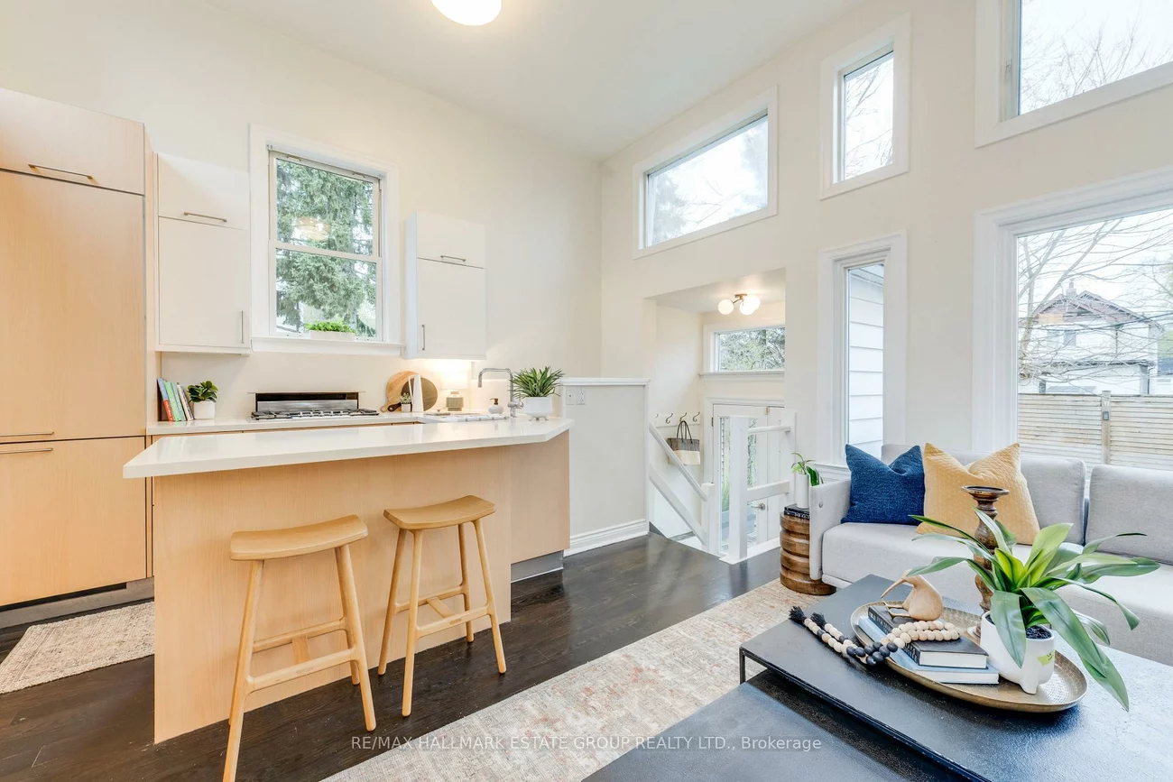 203, Rhodes, Greenwood-Coxwell, Toronto