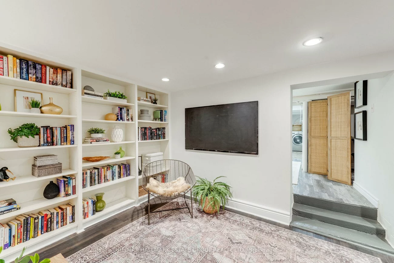203, Rhodes, Greenwood-Coxwell, Toronto