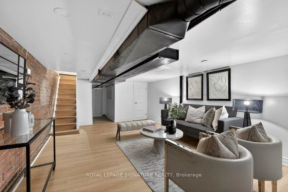 504, Main, Woodbine-Lumsden, Toronto