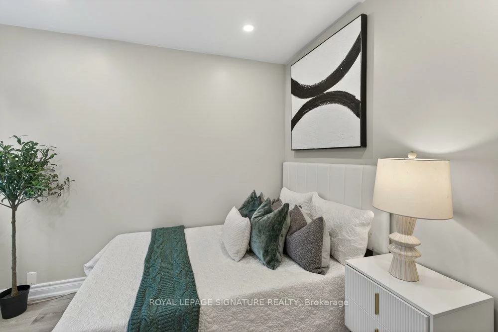 504, Main, Woodbine-Lumsden, Toronto