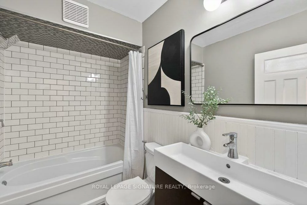 504, Main, Woodbine-Lumsden, Toronto