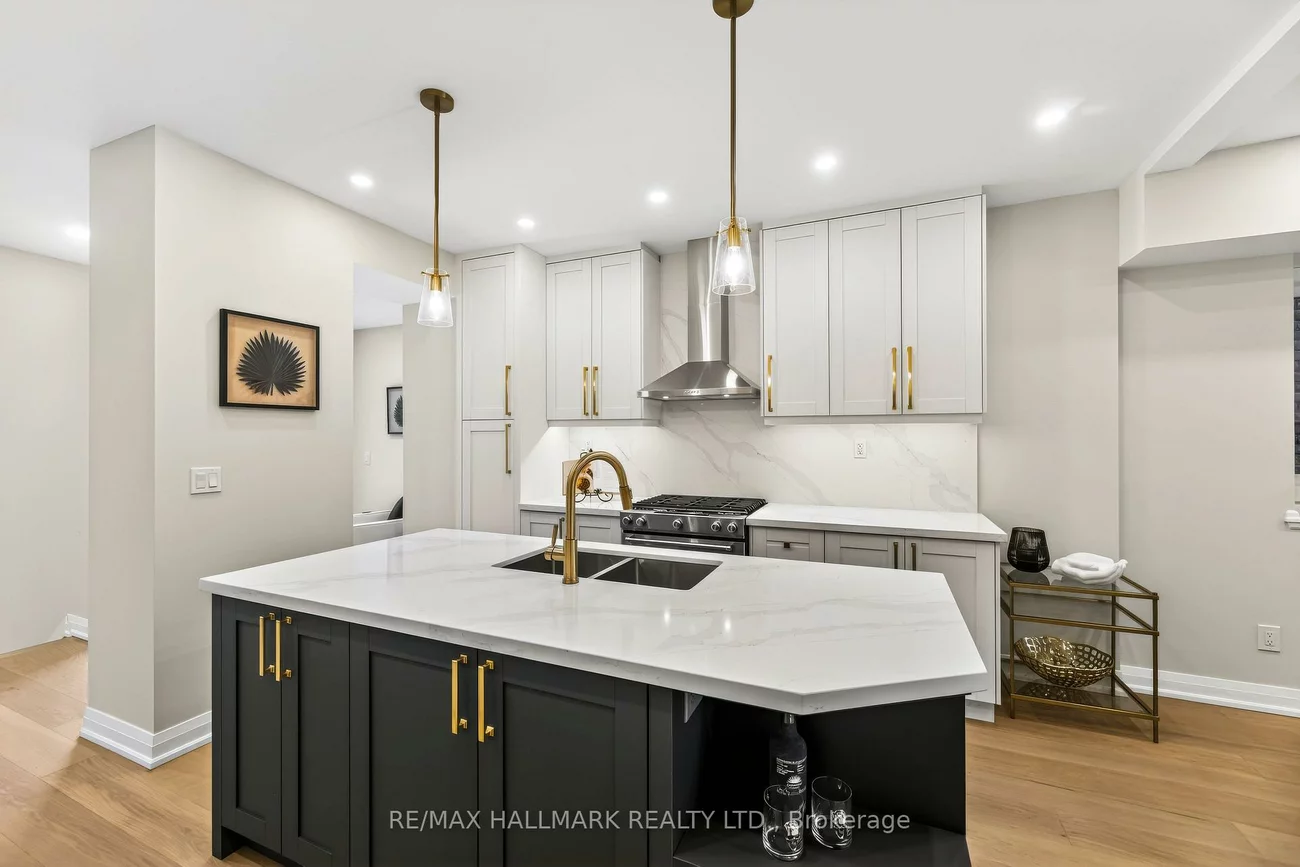 47, Harcourt, North Riverdale, Toronto
