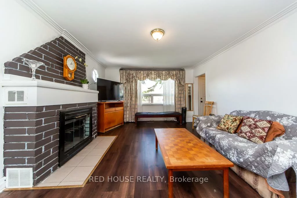 40, North Woodrow, Clairlea-Birchmount, Toronto