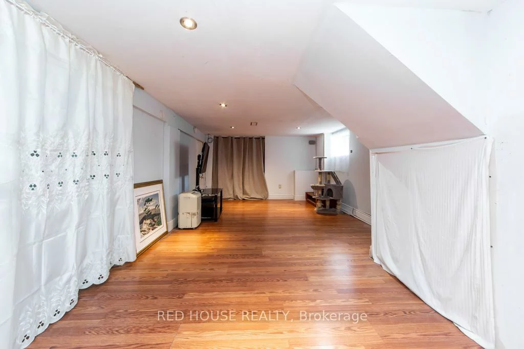 40, North Woodrow, Clairlea-Birchmount, Toronto