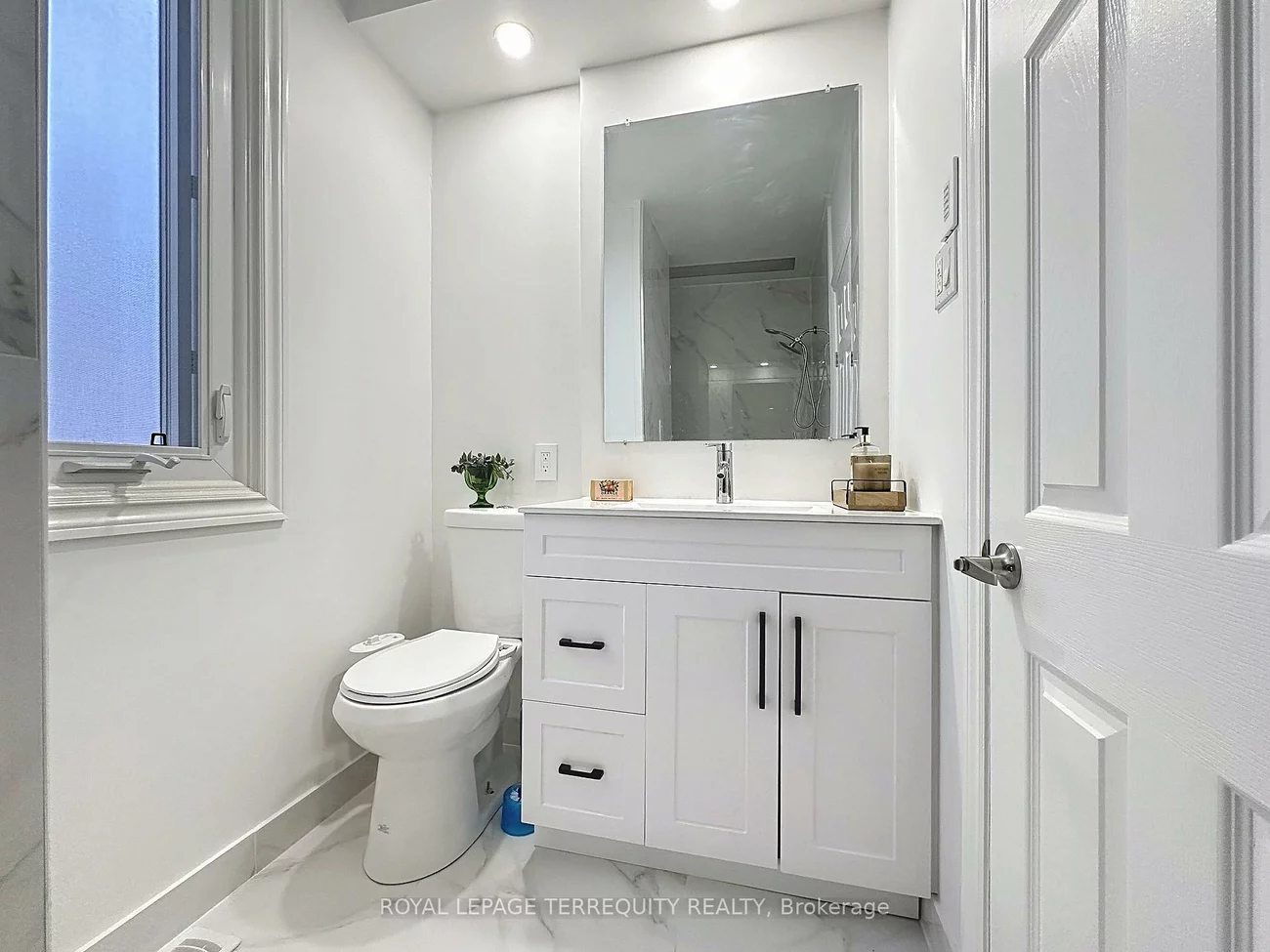 57, Queensdale, Danforth Village-East York, Toronto