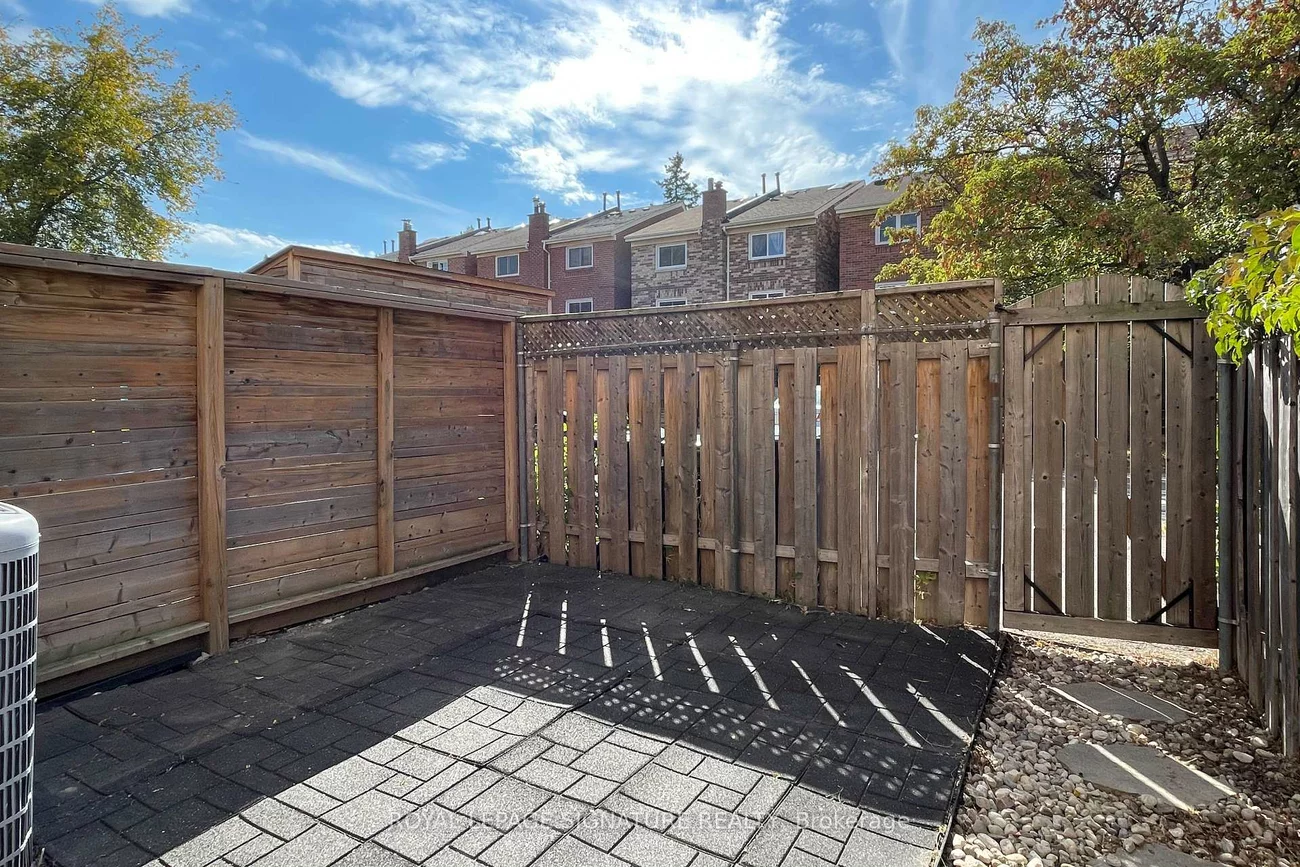36, Lount, Greenwood-Coxwell, Toronto
