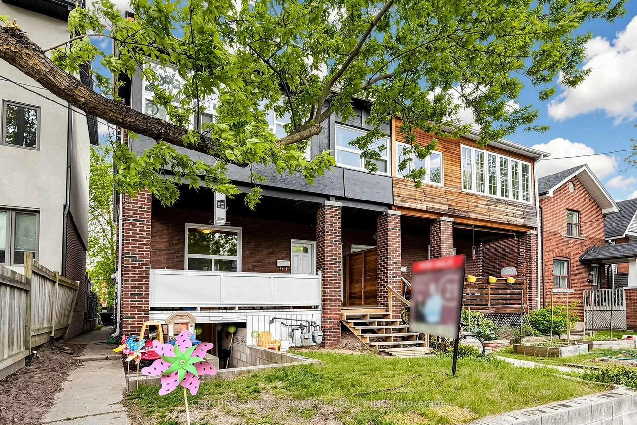 395, Rhodes, Greenwood-Coxwell, Toronto