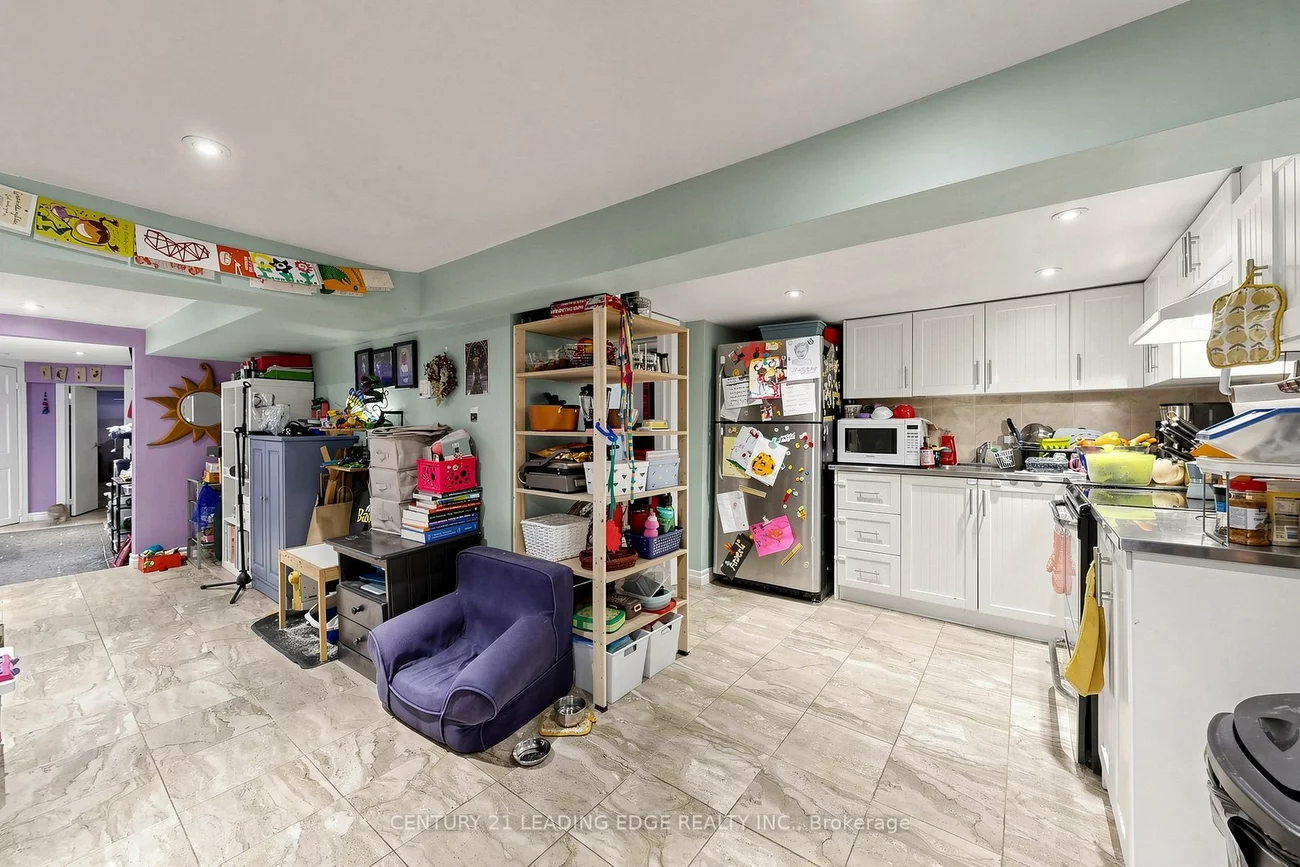 395, Rhodes, Greenwood-Coxwell, Toronto