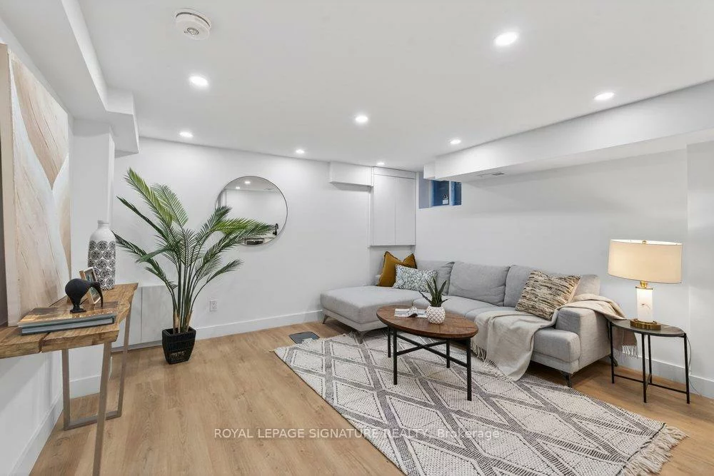 228, Queensdale, Danforth Village-East York, Toronto