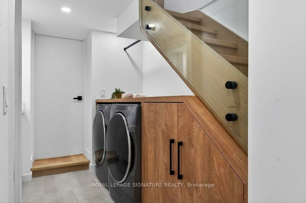 228, Queensdale, Danforth Village-East York, Toronto