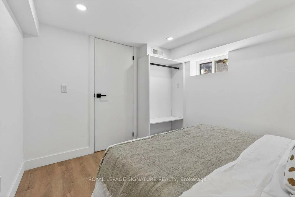 228, Queensdale, Danforth Village-East York, Toronto