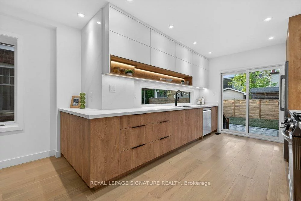 228, Queensdale, Danforth Village-East York, Toronto