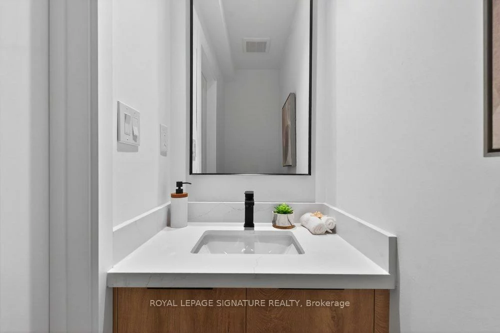 228, Queensdale, Danforth Village-East York, Toronto