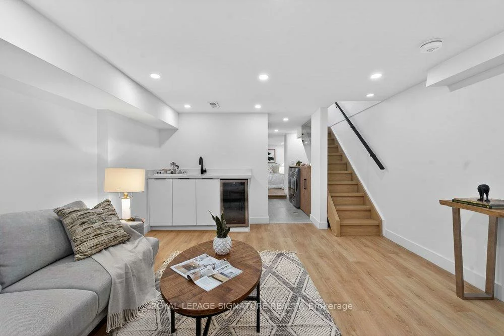 228, Queensdale, Danforth Village-East York, Toronto