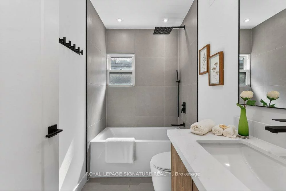 228, Queensdale, Danforth Village-East York, Toronto