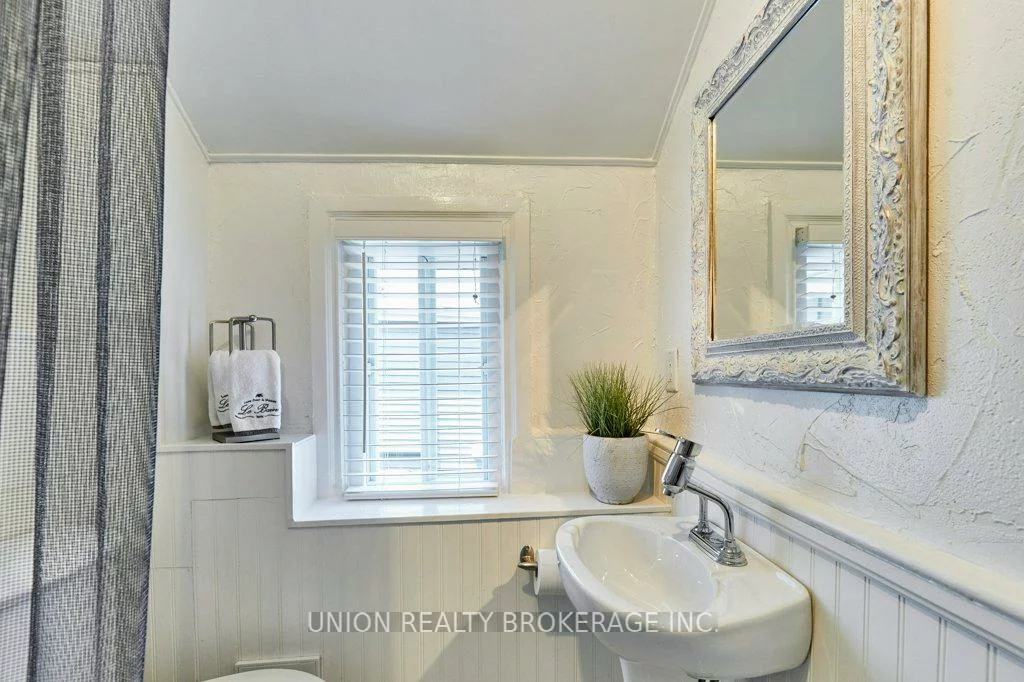 285, Woodbine, The Beaches, Toronto