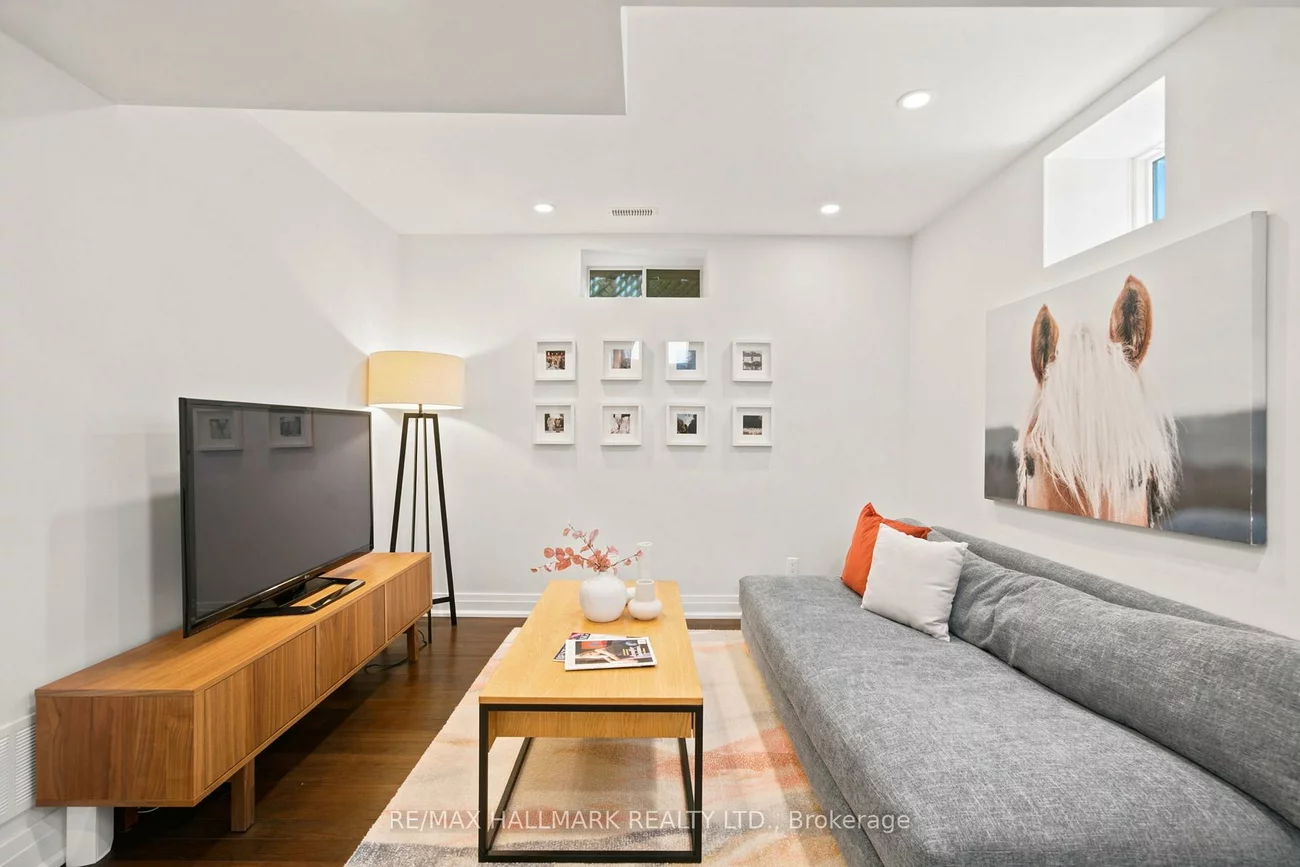 69, Gatwick, Woodbine-Lumsden, Toronto