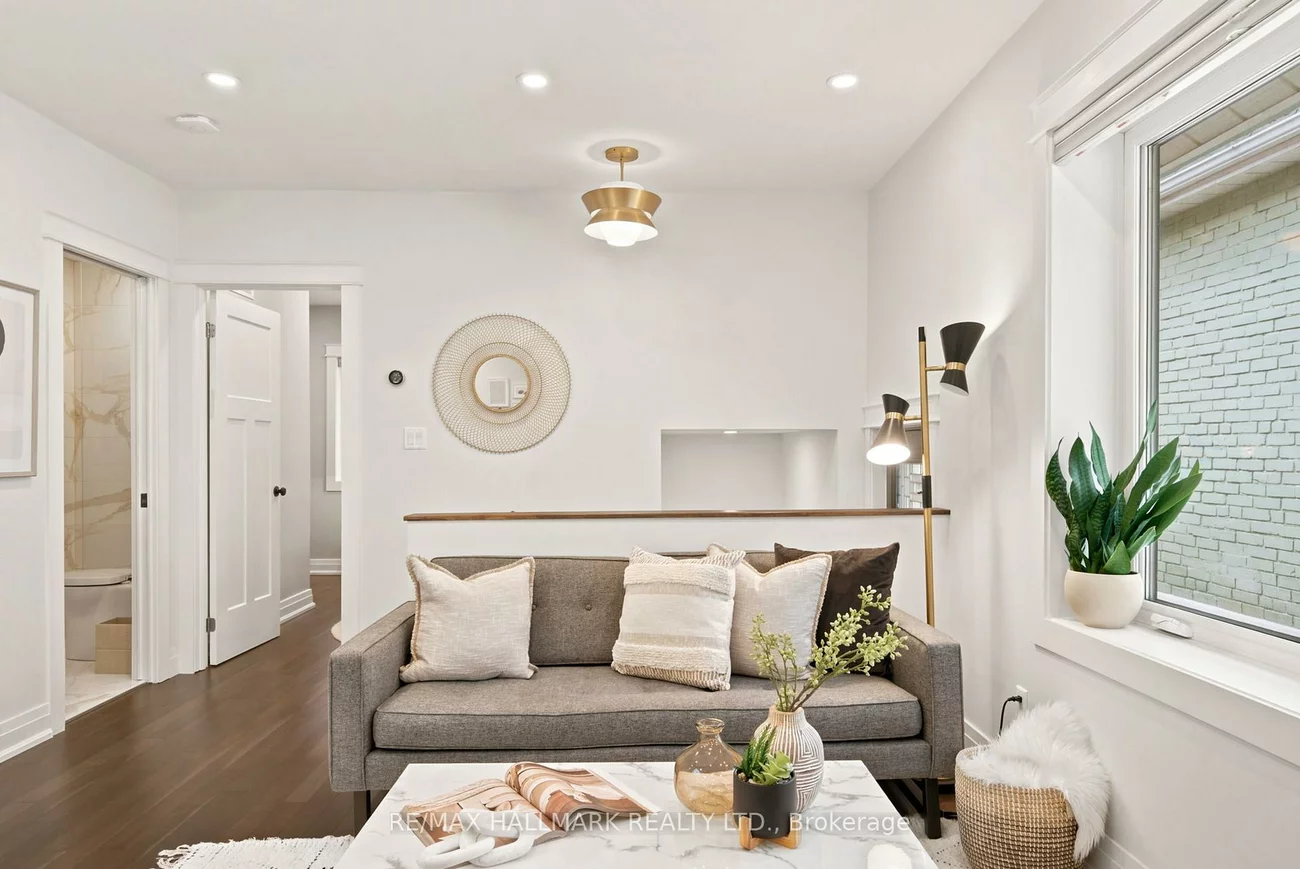 69, Gatwick, Woodbine-Lumsden, Toronto
