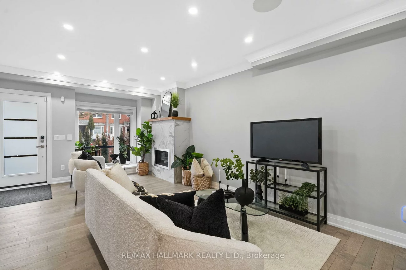 394, Main, Woodbine-Lumsden, Toronto
