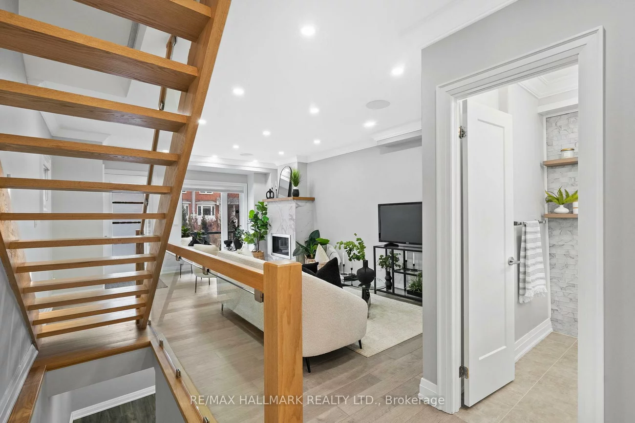 394, Main, Woodbine-Lumsden, Toronto