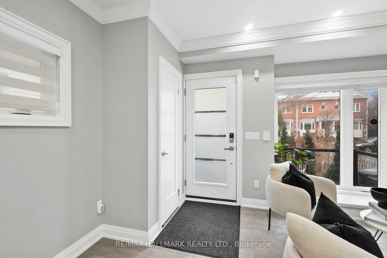 394, Main, Woodbine-Lumsden, Toronto
