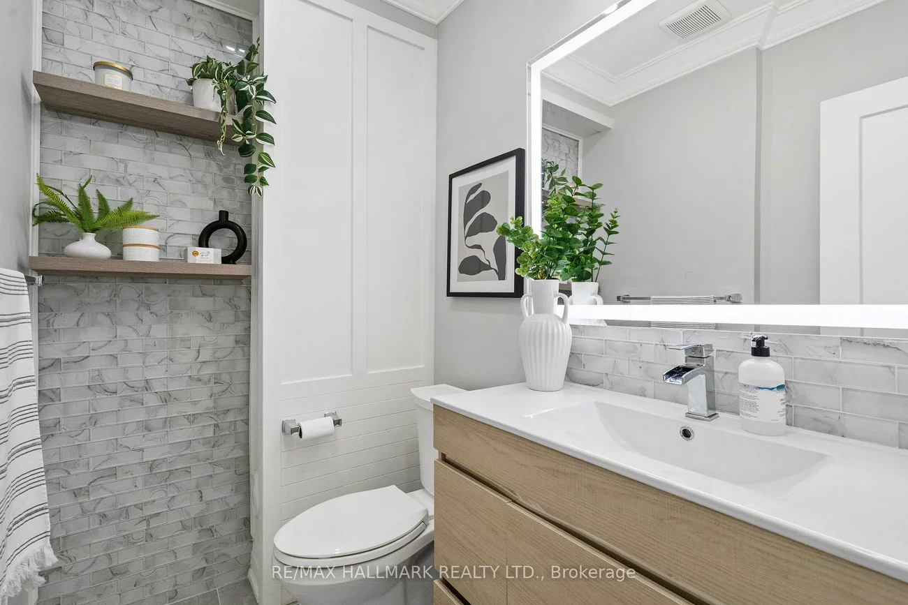 394, Main, Woodbine-Lumsden, Toronto