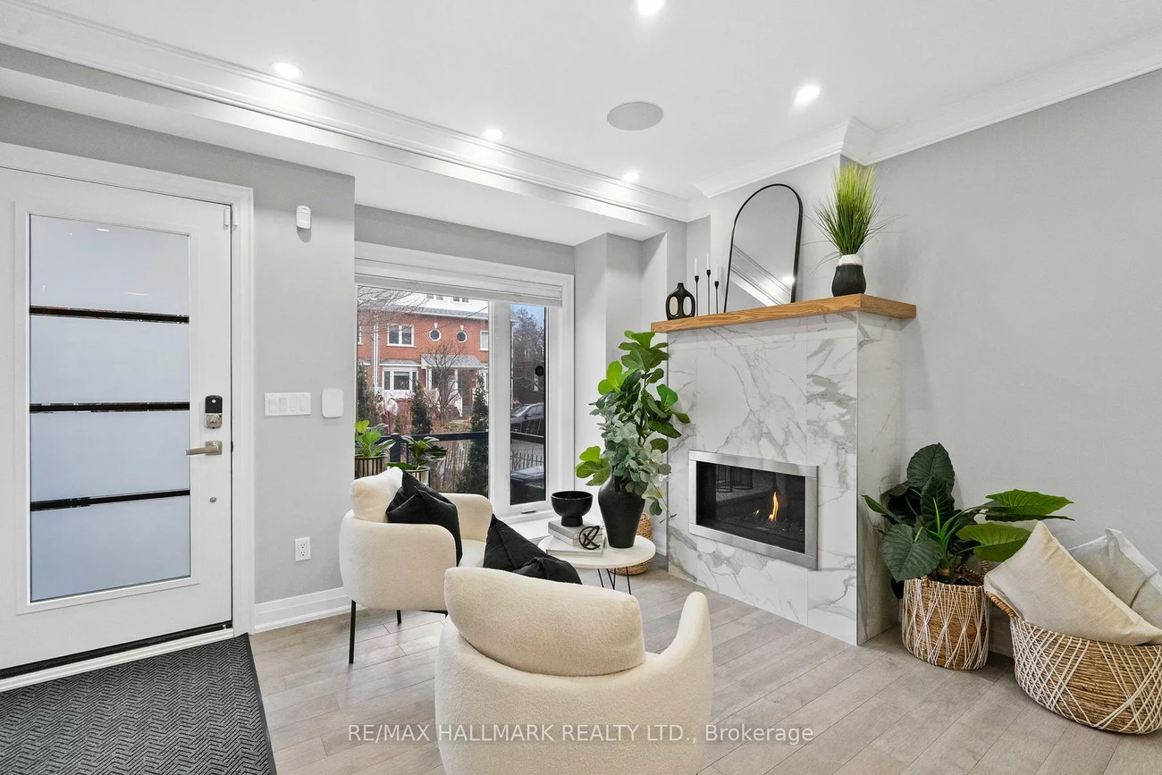394, Main, Woodbine-Lumsden, Toronto