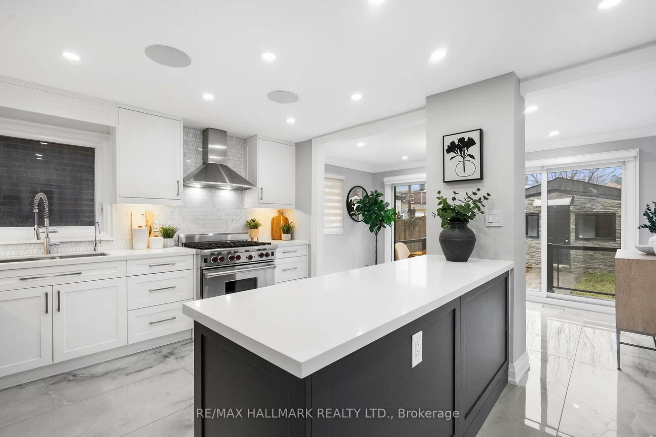 394, Main, Woodbine-Lumsden, Toronto