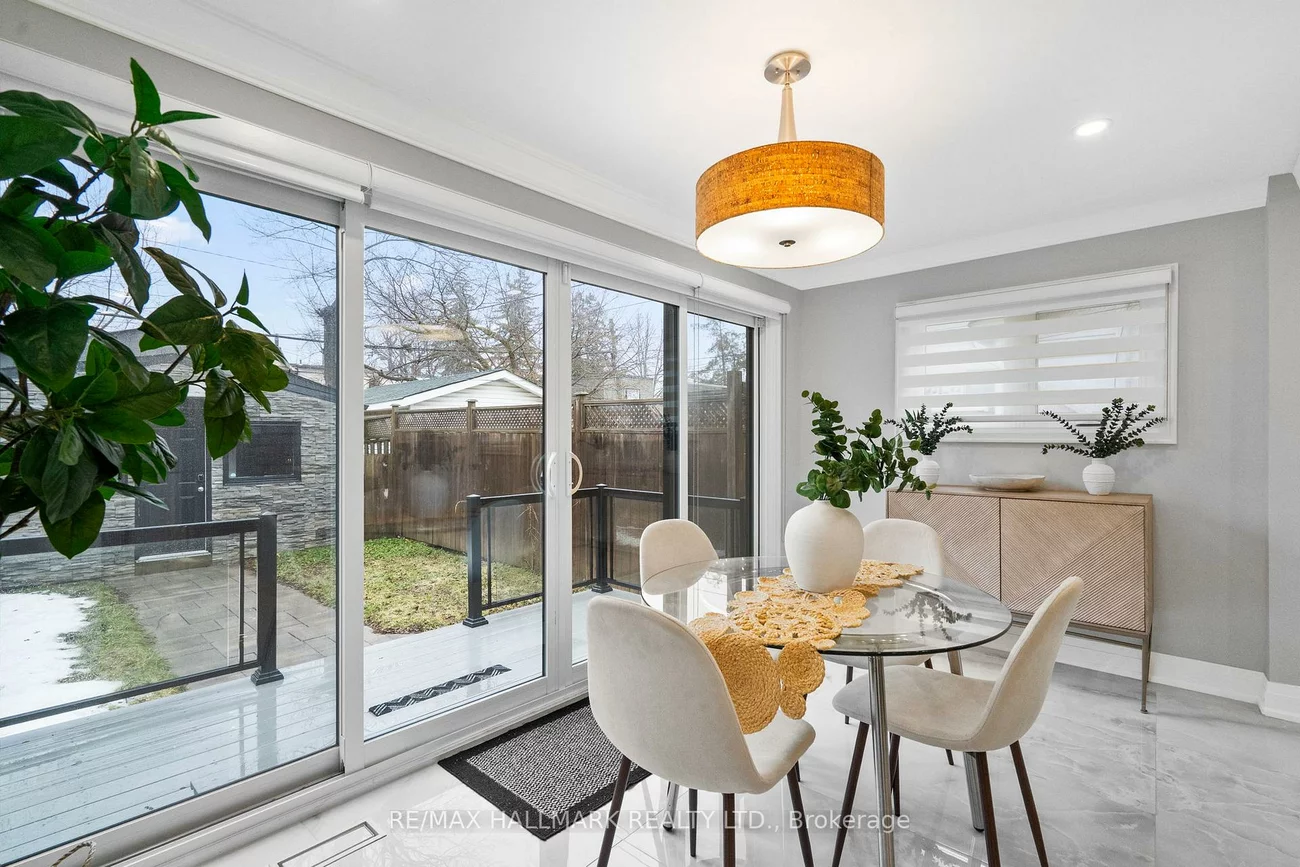 394, Main, Woodbine-Lumsden, Toronto