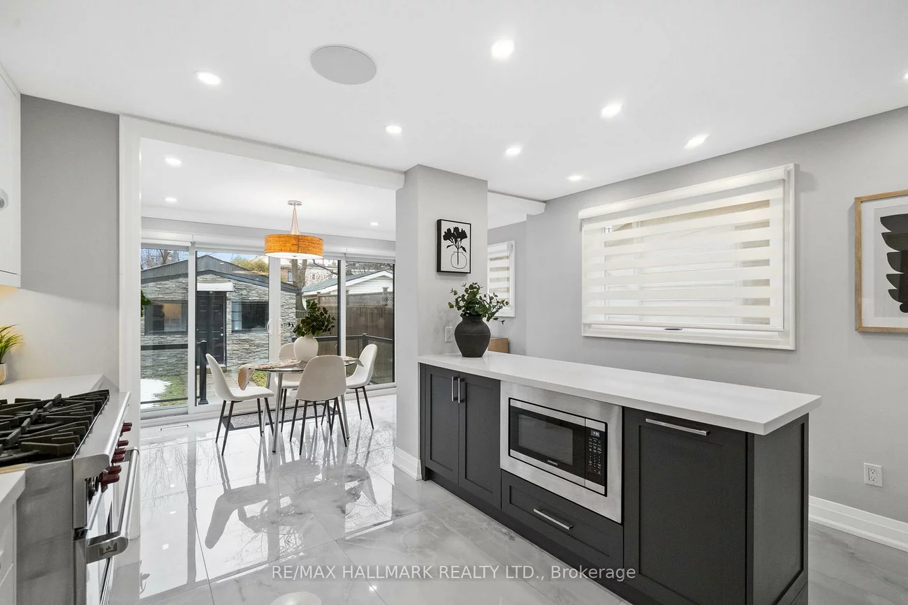 394, Main, Woodbine-Lumsden, Toronto