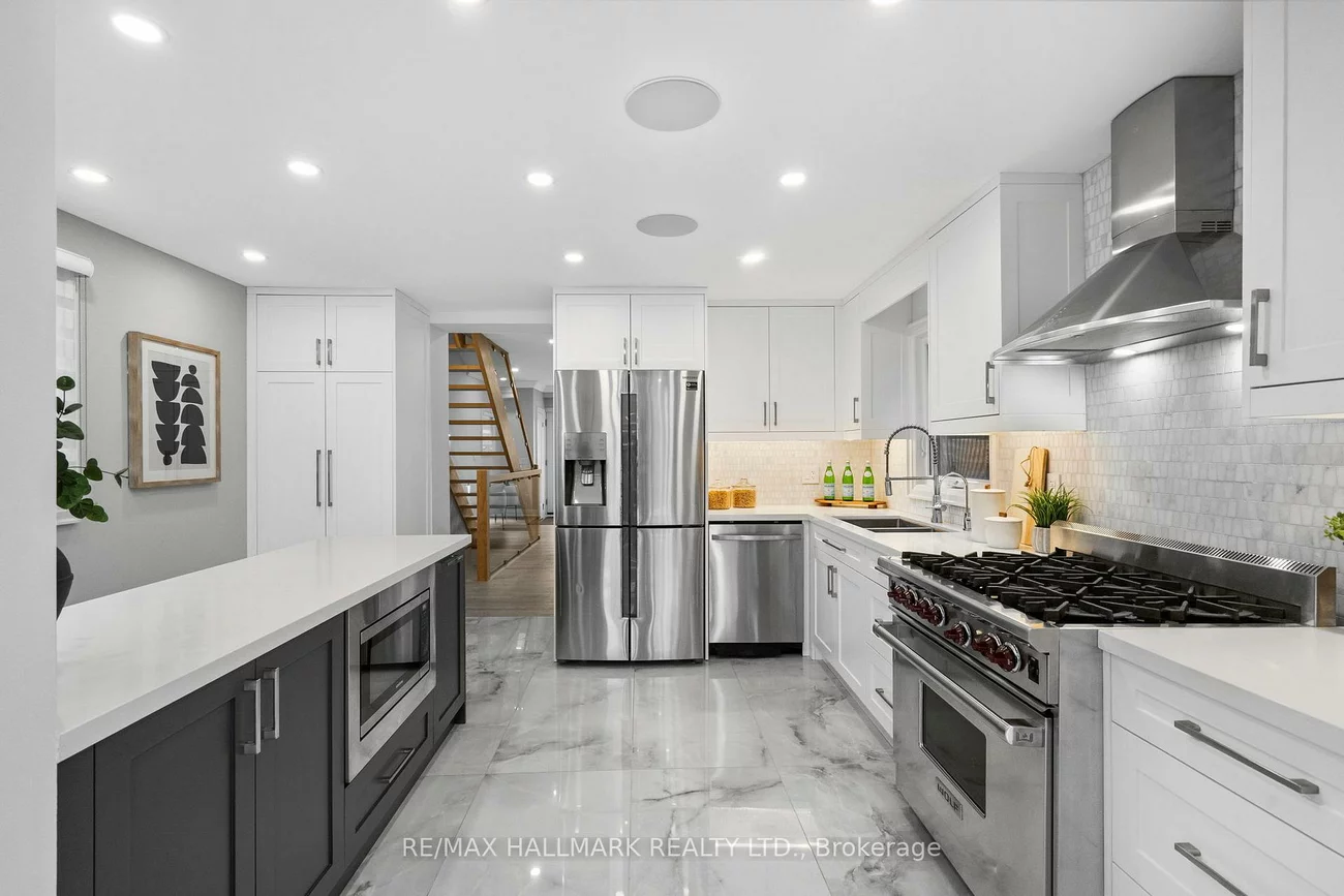 394, Main, Woodbine-Lumsden, Toronto