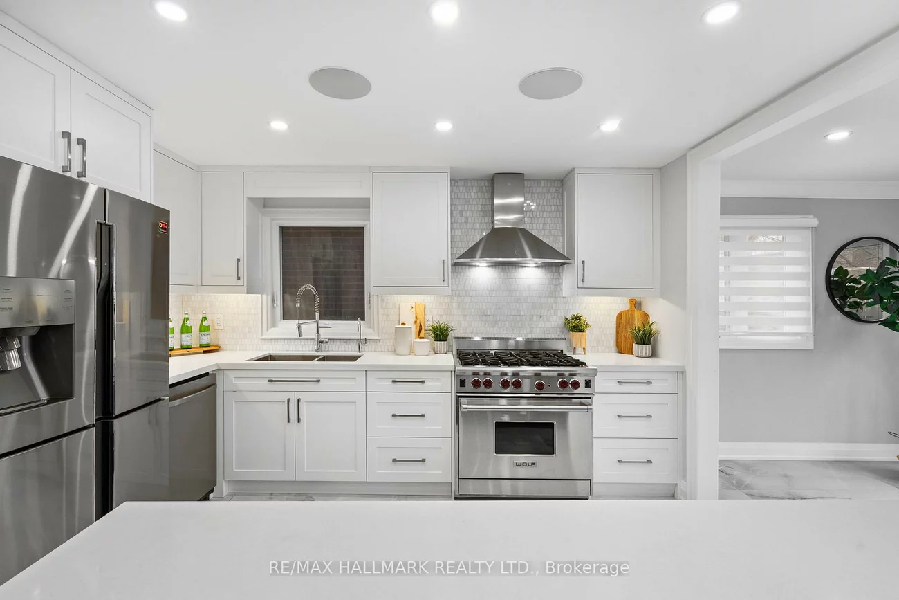 394, Main, Woodbine-Lumsden, Toronto