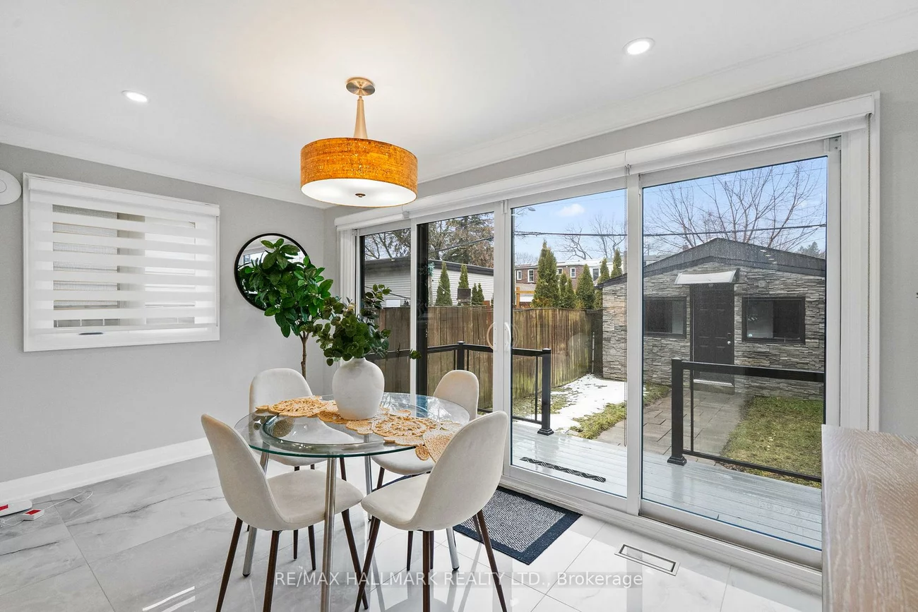 394, Main, Woodbine-Lumsden, Toronto