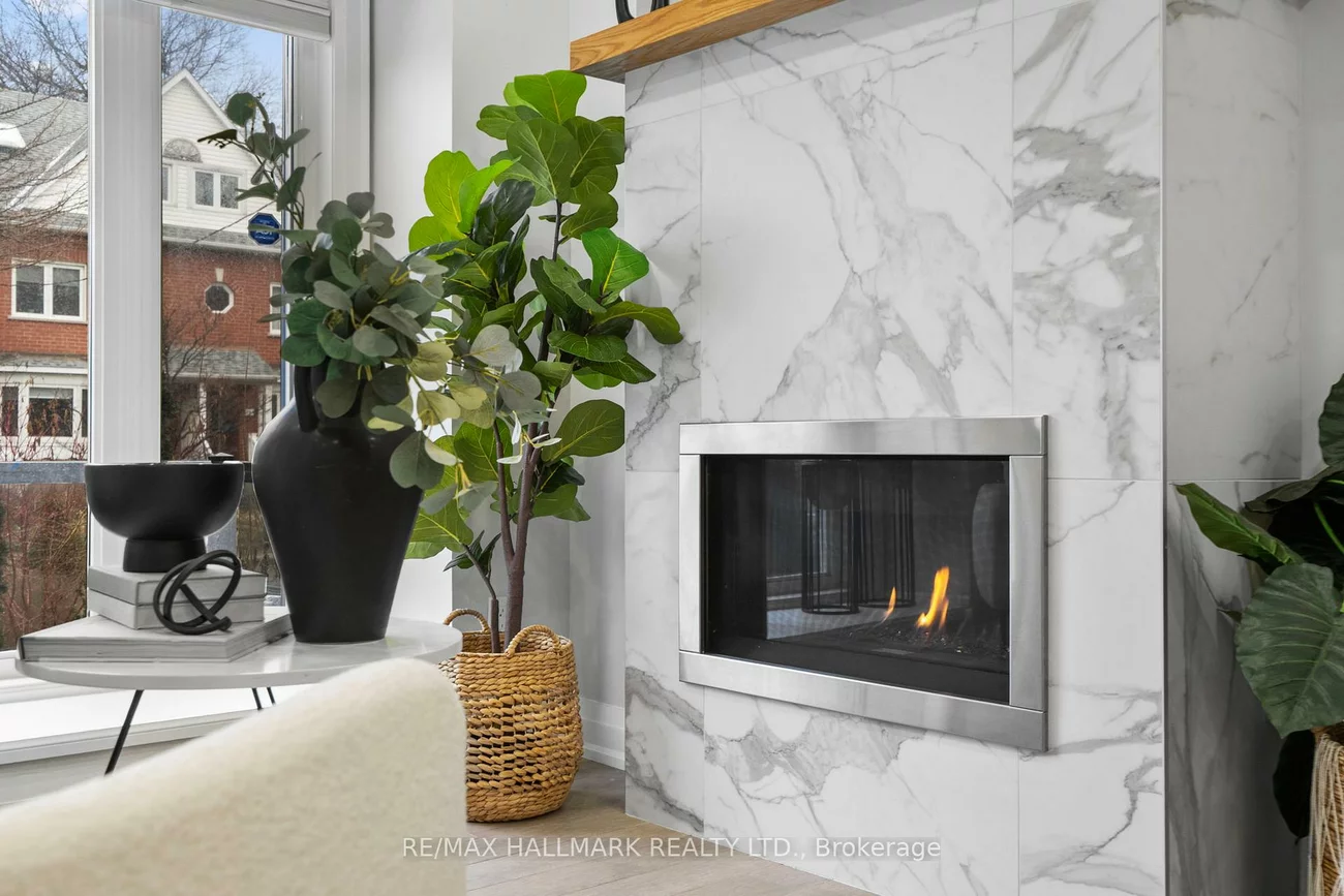 394, Main, Woodbine-Lumsden, Toronto