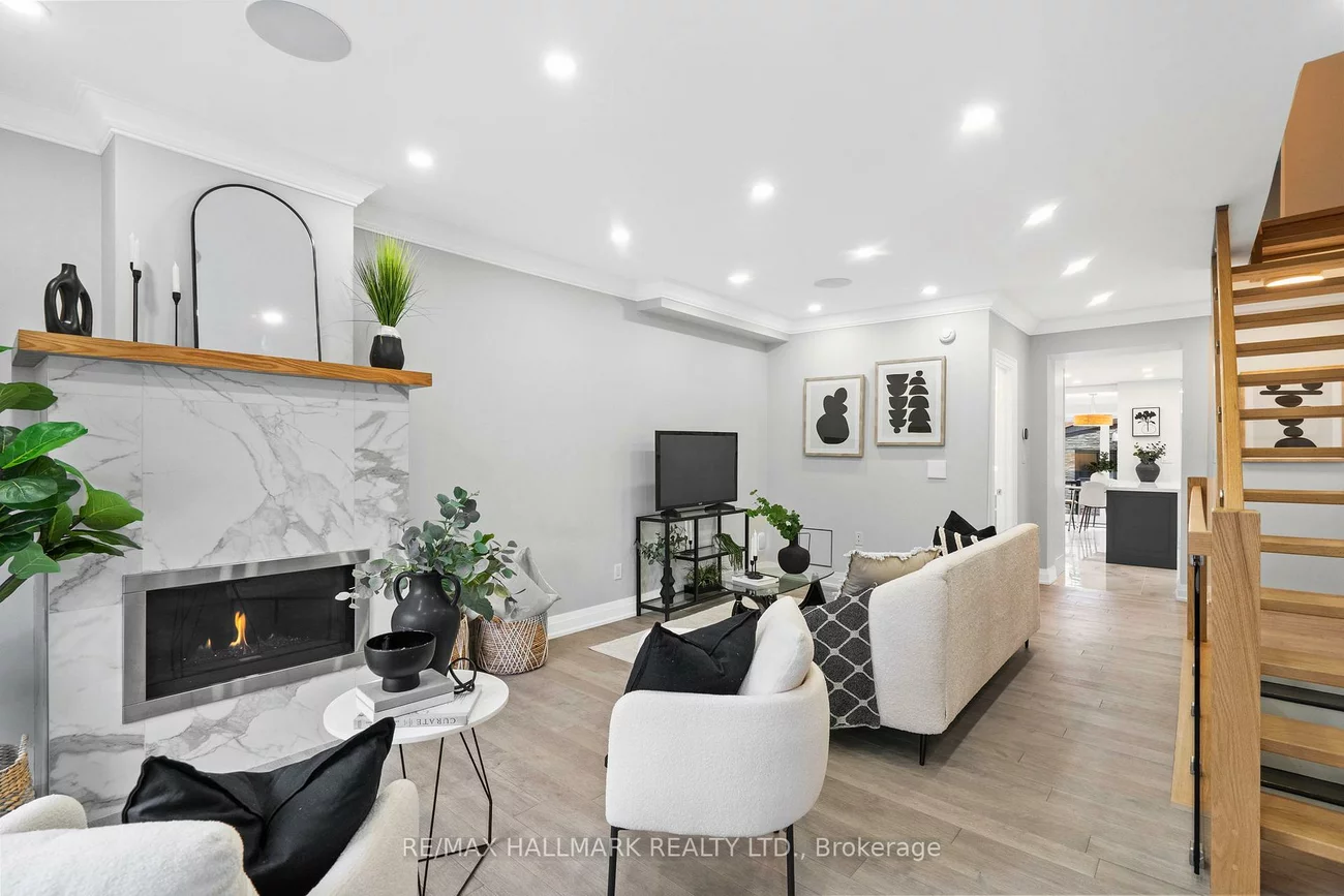 394, Main, Woodbine-Lumsden, Toronto
