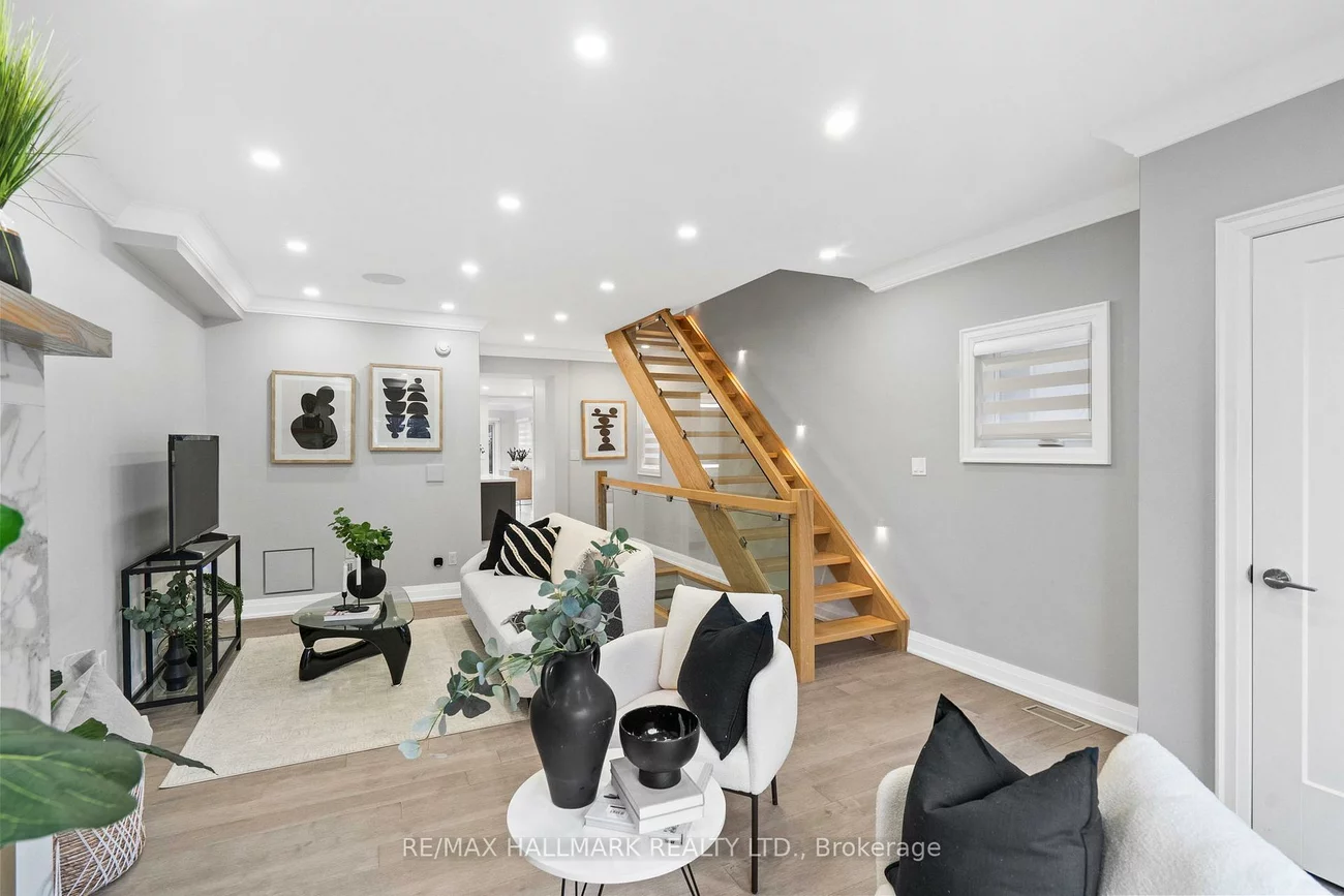 394, Main, Woodbine-Lumsden, Toronto