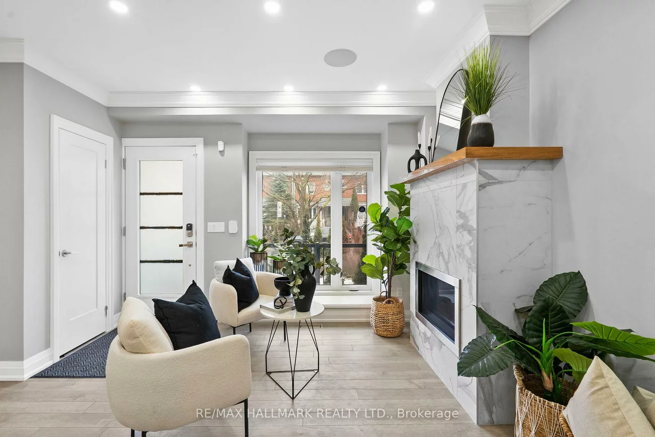 394, Main, Woodbine-Lumsden, Toronto