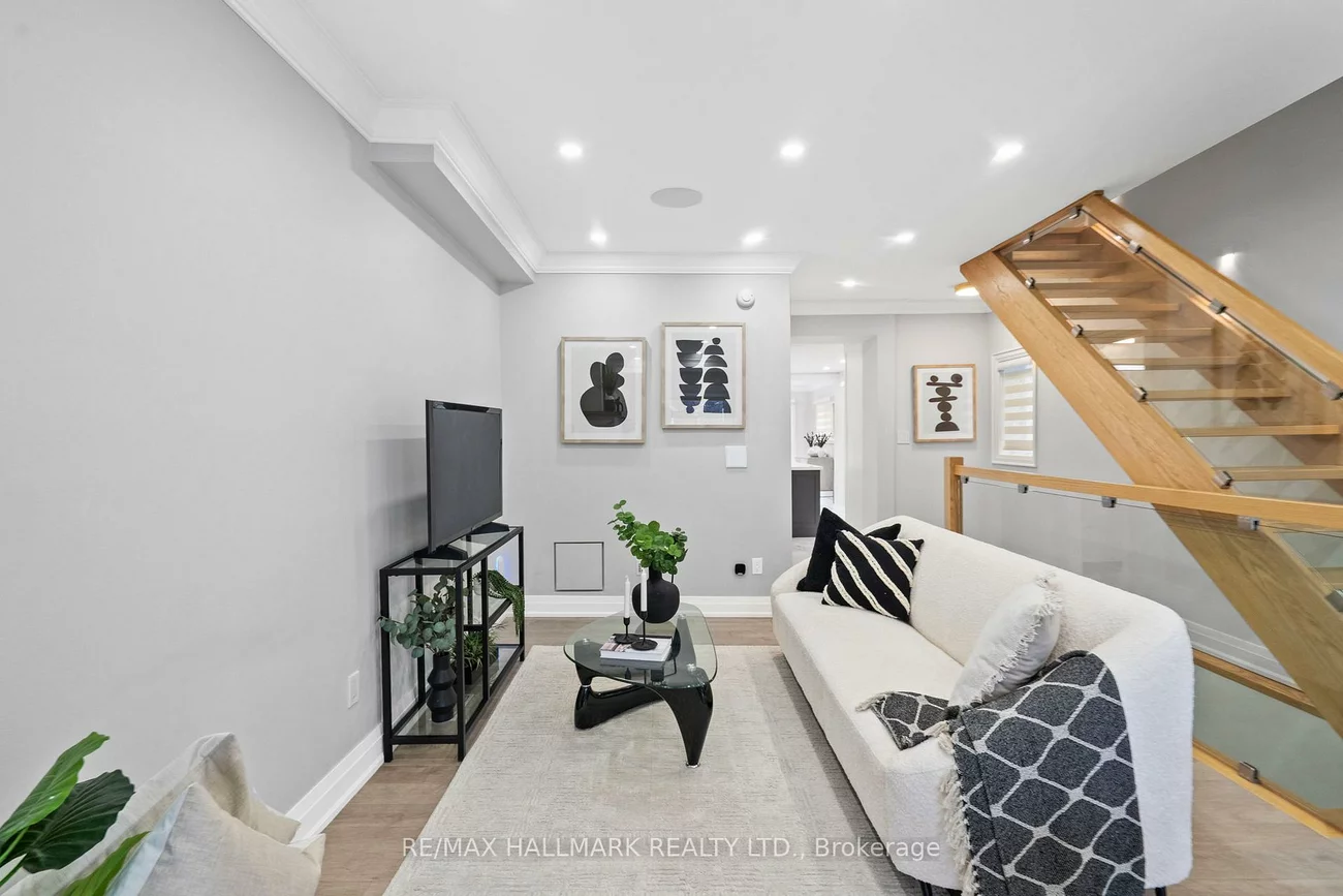 394, Main, Woodbine-Lumsden, Toronto
