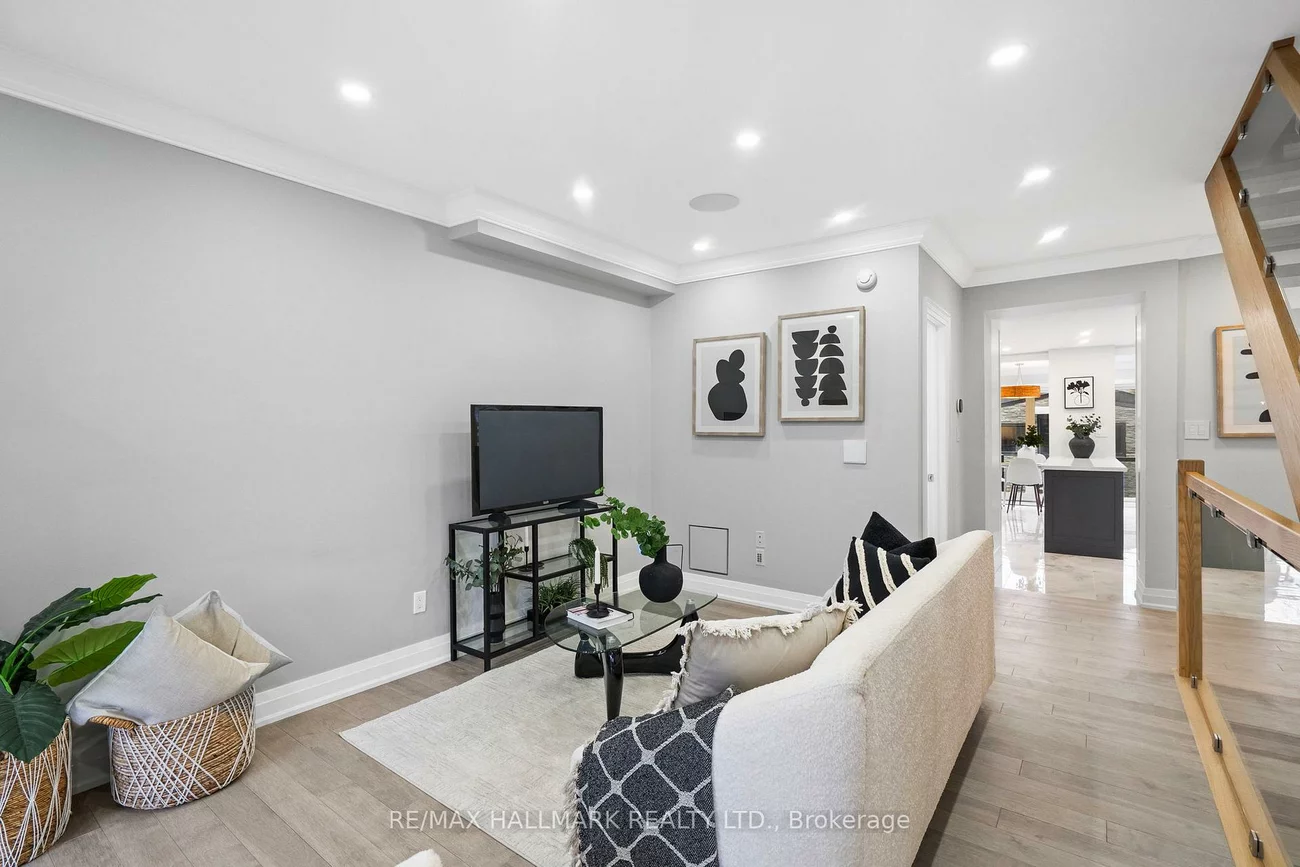 394, Main, Woodbine-Lumsden, Toronto