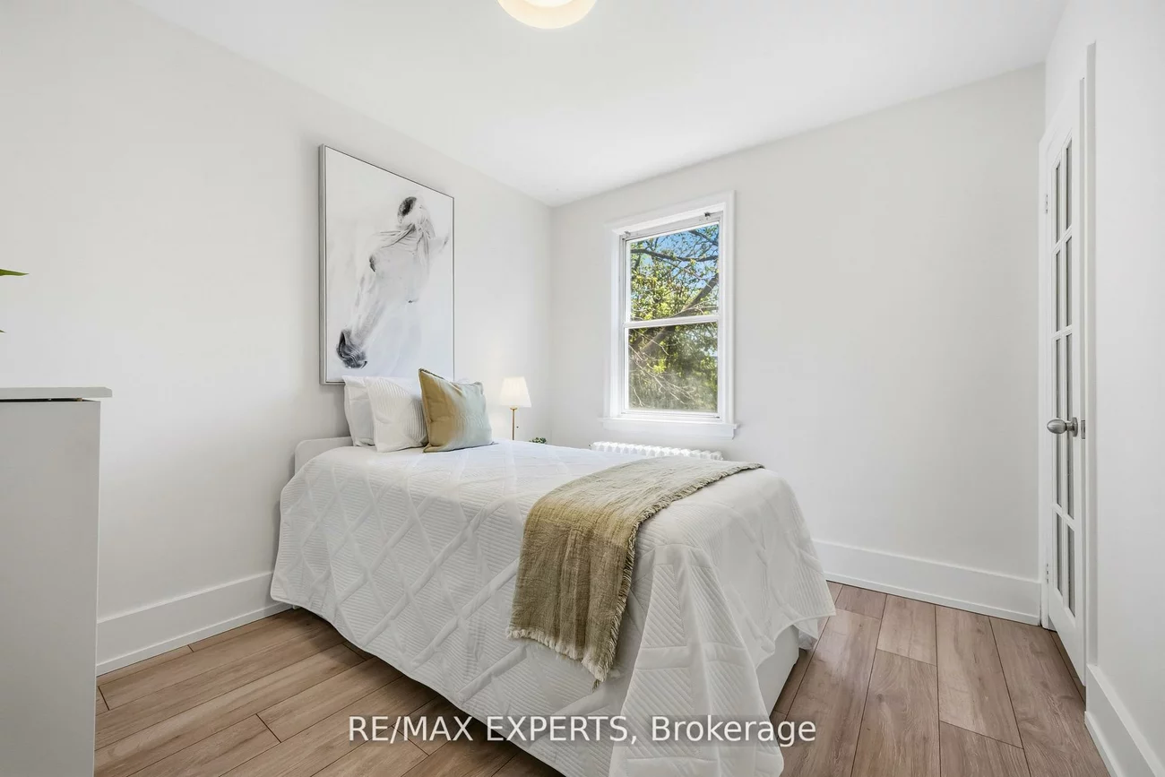 221, Clonmore, Birchcliffe-Cliffside, Toronto