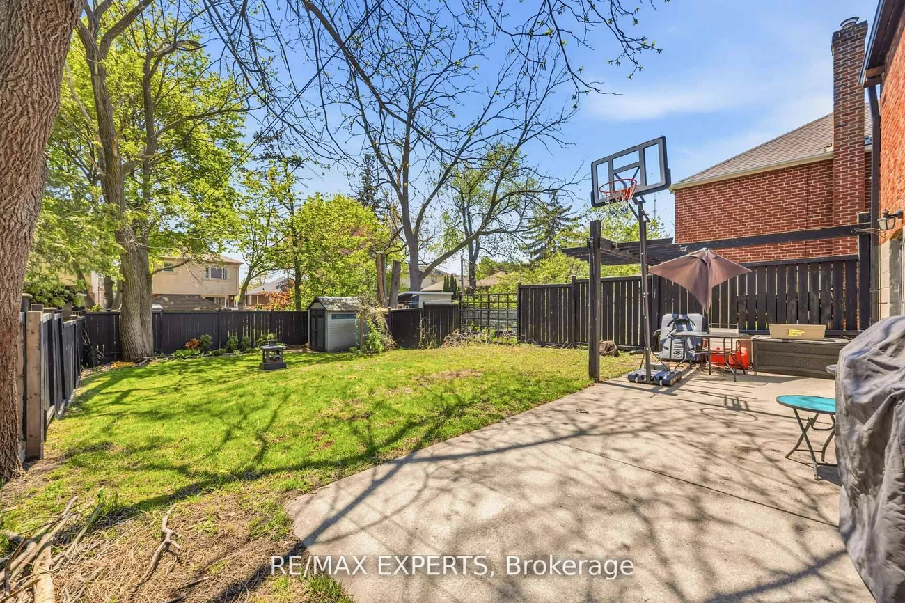 221, Clonmore, Birchcliffe-Cliffside, Toronto