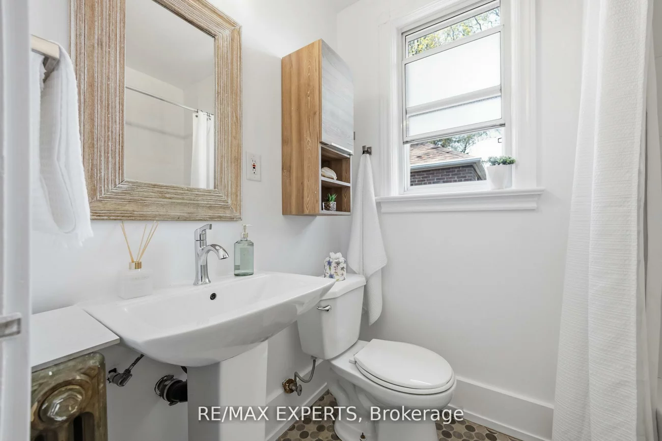 221, Clonmore, Birchcliffe-Cliffside, Toronto
